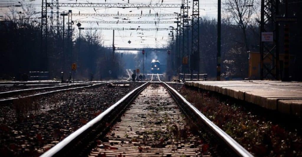Ιερά Οδός: Επιβατικό όχημα συγκρούστηκε με αμαξοστοιχία