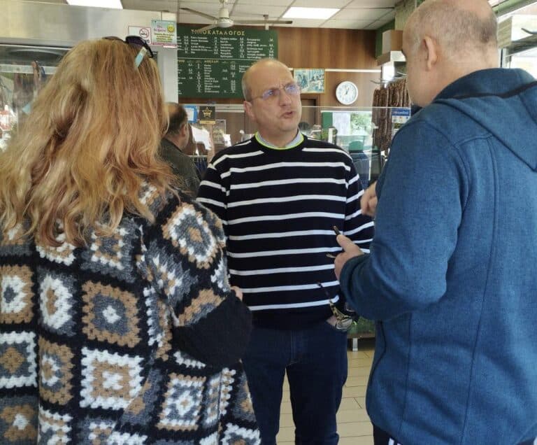 Βόλτα στην αγορά της Λαμίας για τον Γιάννη Οικονόμου Βόλτα στην αγορά της Λαμίας για τον Γιάννη Οικονόμου