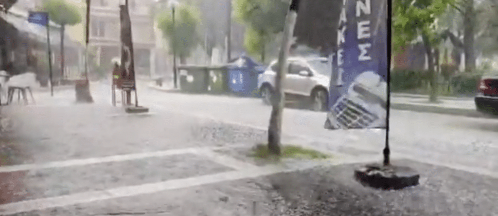 Πτολεμαΐδα: “Άνοιξαν” οι ουρανοί-Άσπρισαν τα πάντα από το χαλάζι Πτολεμαΐδα: “Άνοιξαν” οι ουρανοί-Άσπρισαν τα πάντα από το χαλάζι