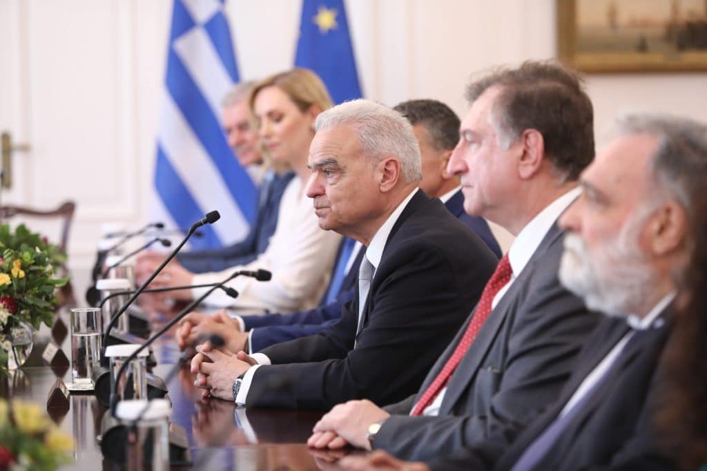 Παραδόσεις – παραλαβές υπουργικών χαρτοφυλακίων: Συγκίνηση, δώρα και απολογισμός στις τελετές (βίντεο)