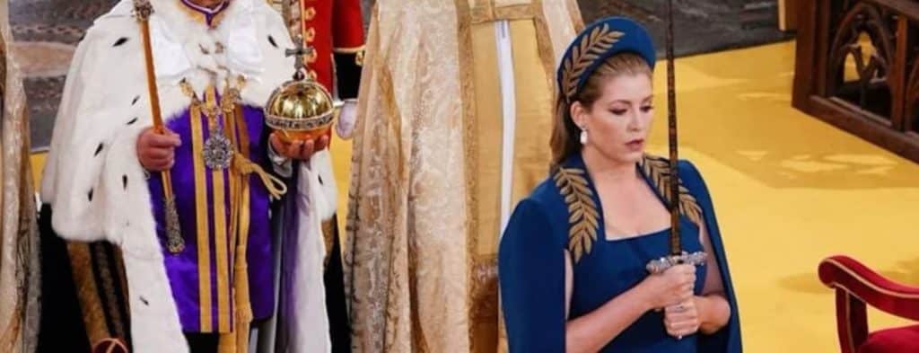 Στέψη Κάρολου: Ποια ήταν η γυναίκα που σήκωσε το Ξίφος του Βασιλιά