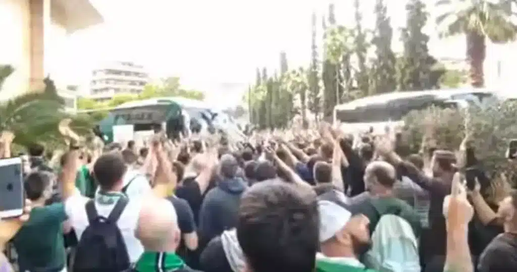 Ολυμπιακός – Παναθηναϊκός: Πράσινη «τρέλα» των οπαδών στο ξενοδοχείο για την ομάδα του Γιοβάνοβιτς Ολυμπιακός – Παναθηναϊκός: Πράσινη «τρέλα» των οπαδών στο ξενοδοχείο για την ομάδα του Γιοβάνοβιτς