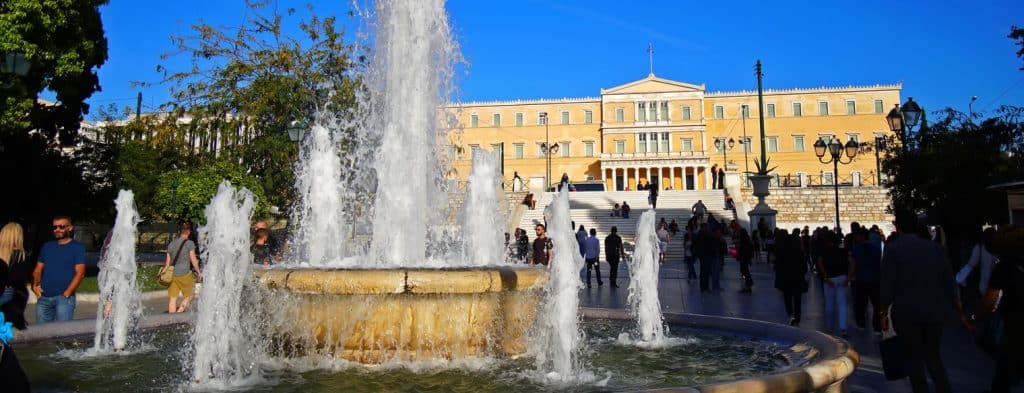 Εκλογές 2023 – Bloomberg: Η ελληνική οικονομία ανακάμπτει – Η Ελλάδα μπορεί να αποφύγει άλλη μια περίοδο πολιτικού δράματος