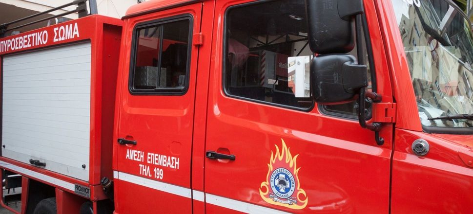 Θεσσαλονίκη: Φωτιά σε είσοδο πολυκατοικίας– Στο νοσοκομείο ηλικιωμένη με αναπνευστικά προβλήματα