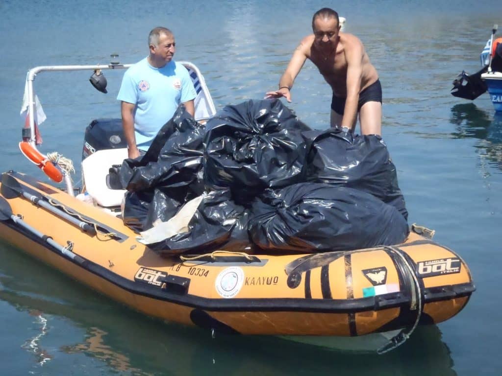 Καλώδια ποτίσματος πεταμένα στον βυθό της θάλασσας του Βόλου Καλώδια ποτίσματος πεταμένα στον βυθό της θάλασσας του Βόλου
