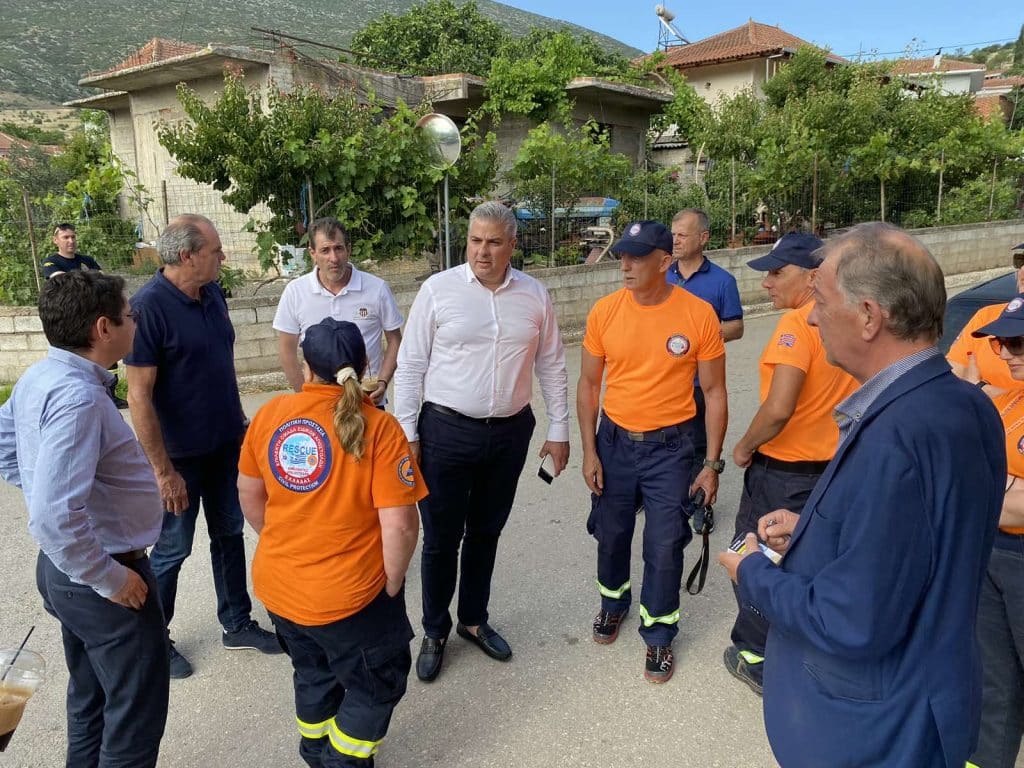 Επίσκεψη Φ. Σπανού και Η. Σανίδα στο επίκεντρο του σεισμού στο χωριό Έξαρχος Φθιώτιδας Επίσκεψη Φ. Σπανού και Η. Σανίδα στο επίκεντρο του σεισμού στο χωριό Έξαρχος Φθιώτιδας