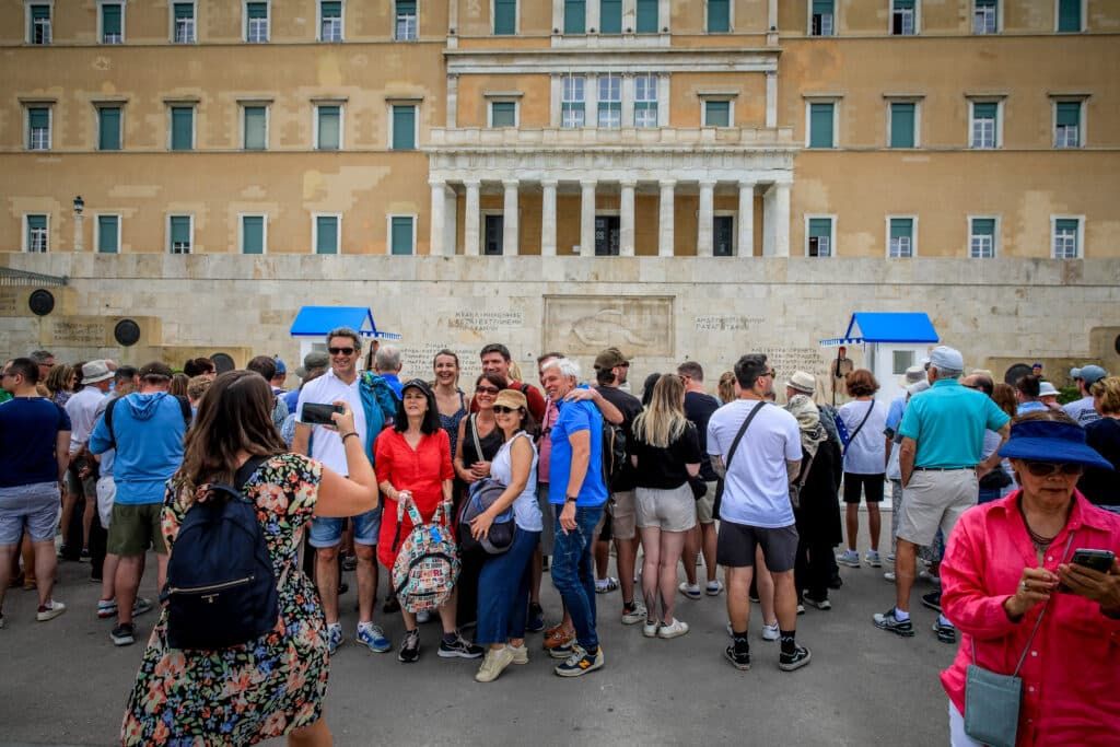 Τριήμερο Αγίου Πνεύματος: Τουρίστες, χρώματα και ζέστη – Σκηνικό που επιτέλους θυμίζει καλοκαίρι στο κέντρο της Αθήνας Τριήμερο Αγίου Πνεύματος: Τουρίστες, χρώματα και ζέστη – Σκηνικό που επιτέλους θυμίζει καλοκαίρι στο κέντρο της Αθήνας