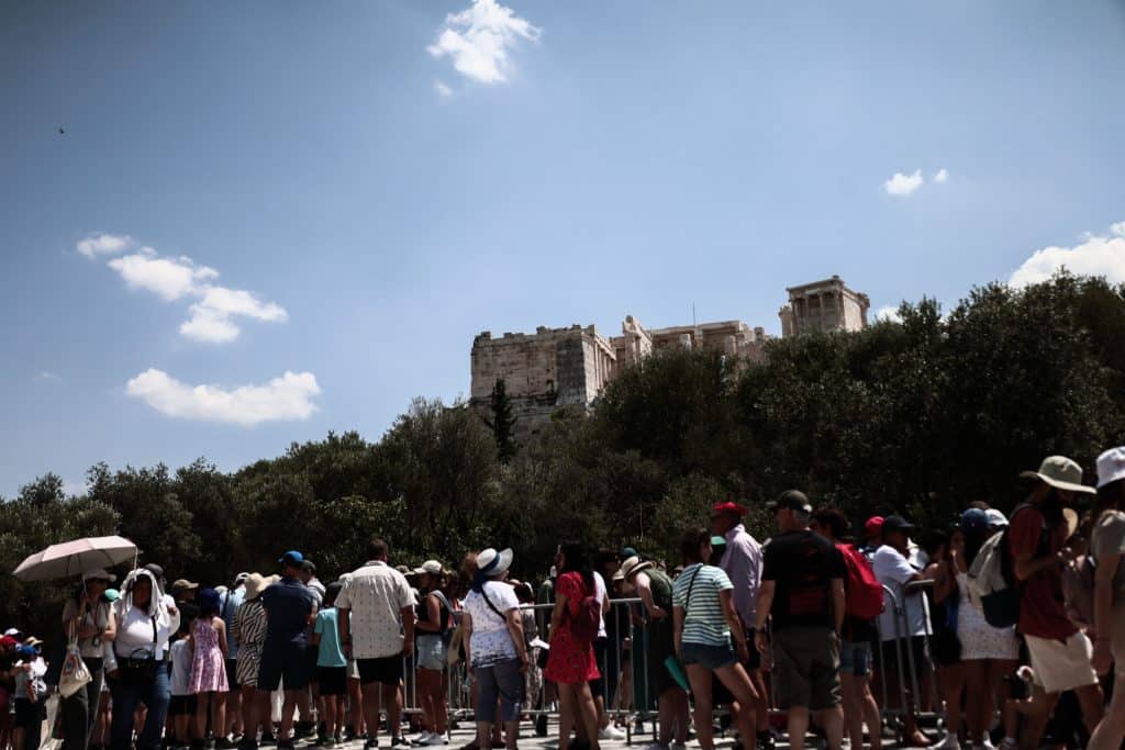 Ατέλειωτες ουρές τουριστών στην Ακρόπολη – Ποιό το σχέδιο του υπ. Πολιτισμού για ομαλοποίηση της κατάστασης Ατέλειωτες ουρές τουριστών στην Ακρόπολη – Ποιό το σχέδιο του υπ. Πολιτισμού για ομαλοποίηση της κατάστασης