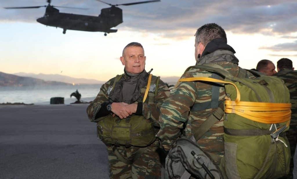 Ο Αρχηγός ΓΕΕΘΑ Φλώρος έκανε άλμα από ελικόπτερο