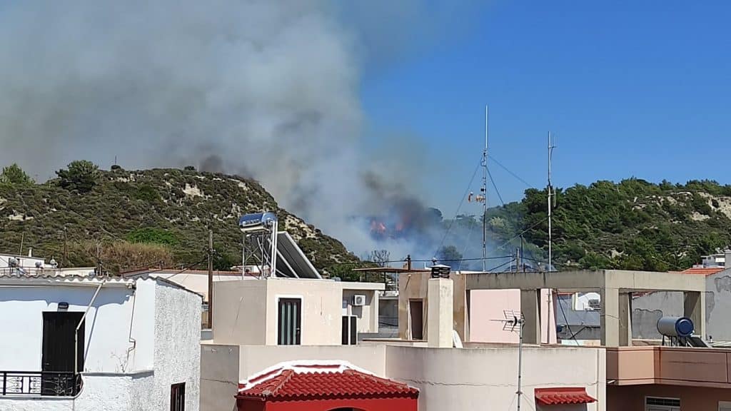 Ρόδος: Κινητοποίηση της Πυροσβεστικής για φωτιά κοντά σε κατοικημένη περιοχή