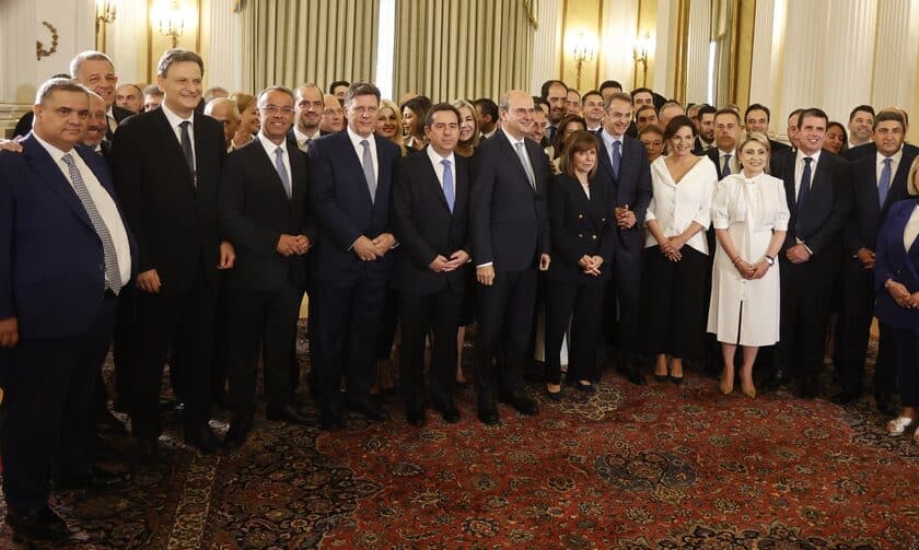 Νέα κυβέρνηση: Οι υπουργοί έπιασαν δουλειά από νωρίς στα γραφεία τους Νέα κυβέρνηση: Οι υπουργοί έπιασαν δουλειά από νωρίς στα γραφεία τους