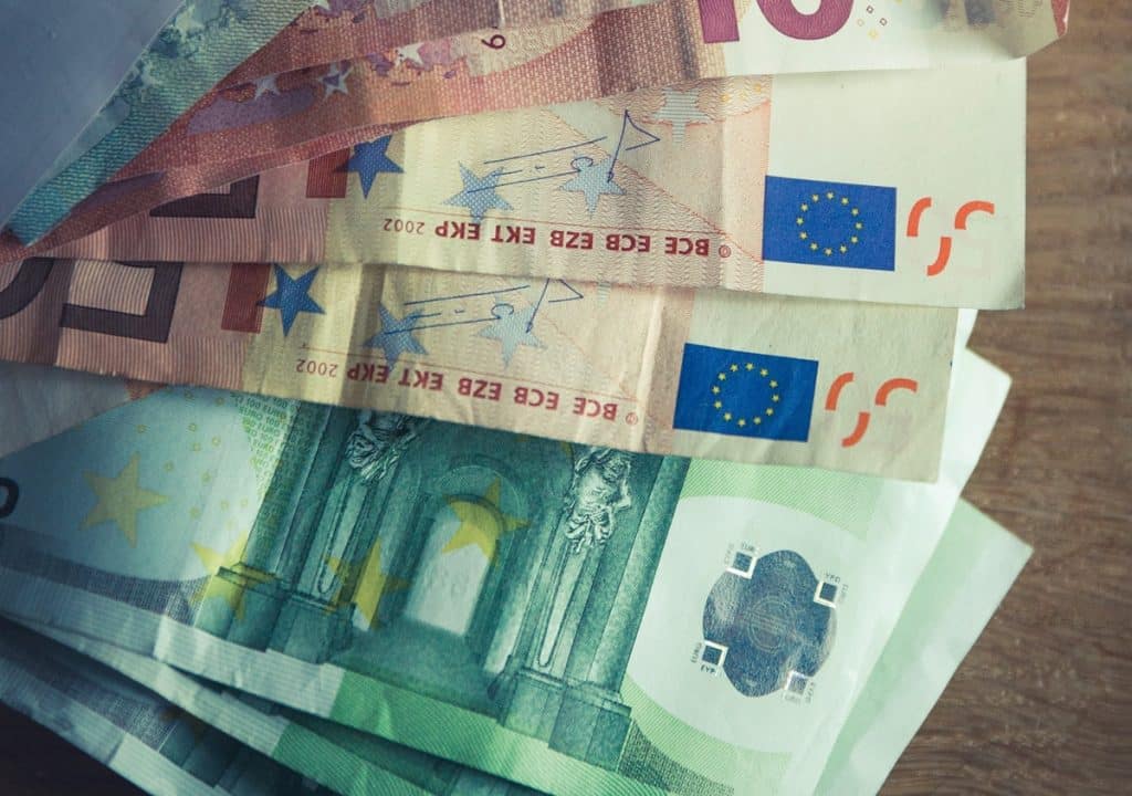 Nεαρός έκλεψε 35.000 ευρώ από τη γειτόνισσα και τα… επένδυσε σε τζόγο, καταθέσεις και ΙΧ