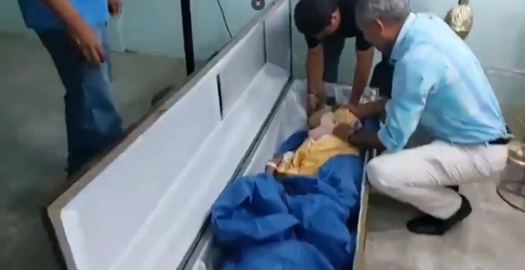 Εκουαδόρ: Πέθανε τελικά η γυναίκα που είχε ξυπνήσει μέσα σε φέρετρο στην κηδεία της – Κατέγραψαν σε βίντεο την παράξενη στιγμή Εκουαδόρ: Πέθανε τελικά η γυναίκα που είχε ξυπνήσει μέσα σε φέρετρο στην κηδεία της – Κατέγραψαν σε βίντεο την παράξενη στιγμή