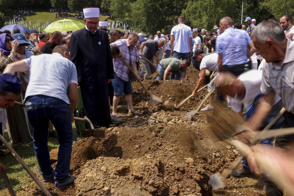 Η 28η επέτειος για την σφαγή των Μουσουλμάνων στη Βοσνία Η 28η επέτειος για την σφαγή των Μουσουλμάνων στη Βοσνία