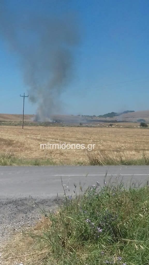 Δομοκός :Θεριζοαλωνιστική μηχανή πήρε φωτιά σε χωράφι