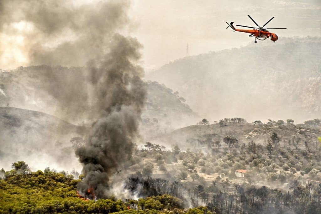 Πυρκαγιές: Μέτωπα σε Λουτράκι, Δερβενοχώρια και Ρόδο – Μεγάλες αναζωπυρώσεις στην Οινόη
