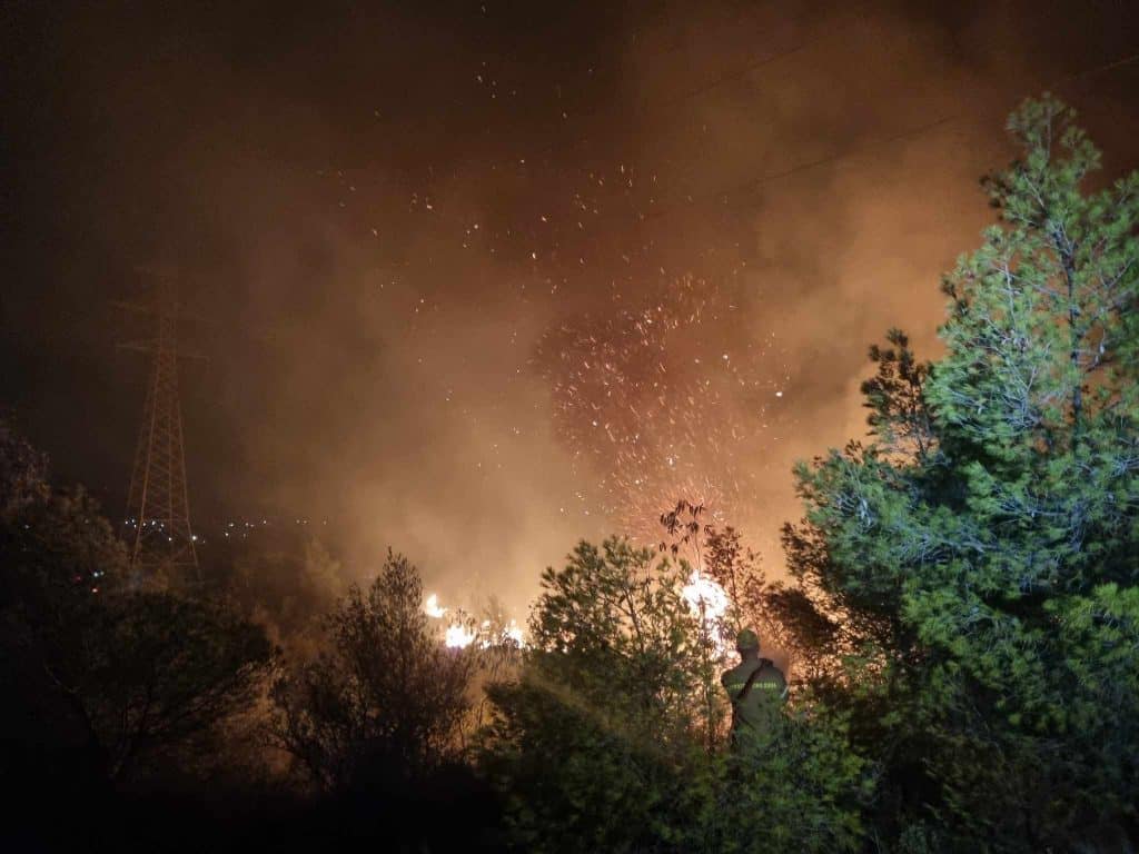 Live: Σε απόσταση ασφαλείας η φωτιά από τα διυλιστήρια – Αναζωπυρώσεις γύρω από το Λουτράκι, ενεργά μέτωπα στη Βλυχάδα