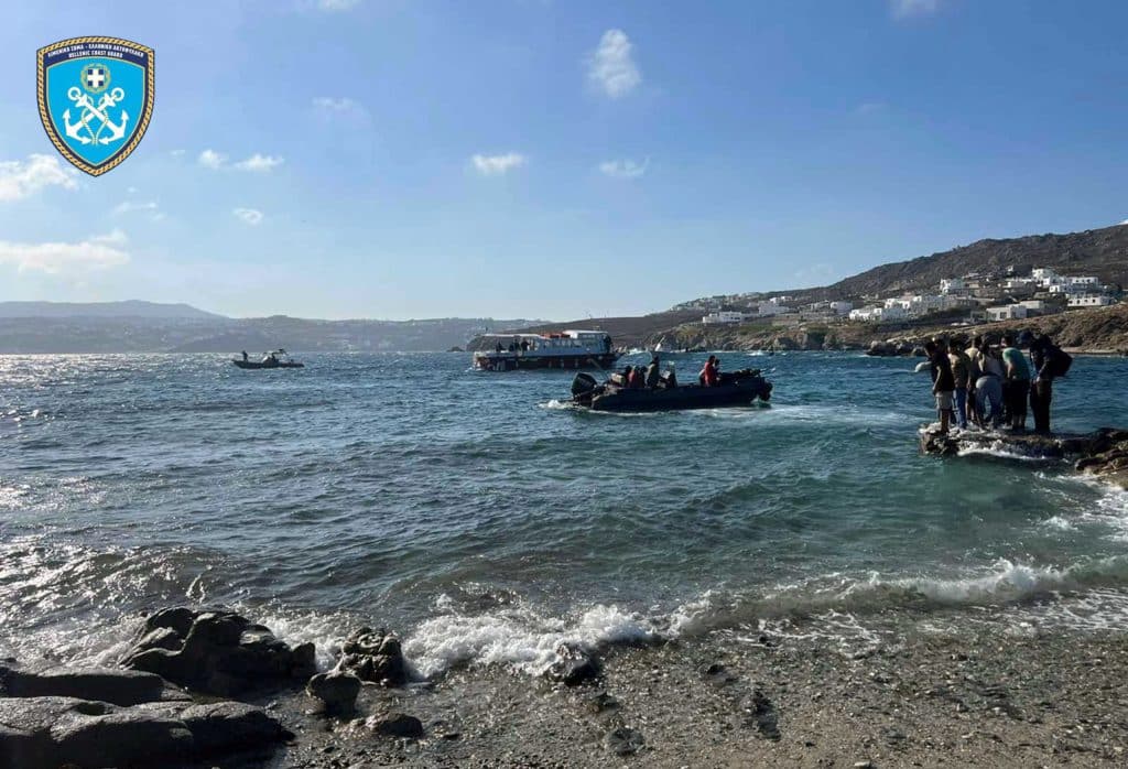 Καλαμάτα: Σε εξέλιξη η επιχείρηση μεταφοράς 120 μεταναστών που προσάραξαν σε βραχώδη ακτή