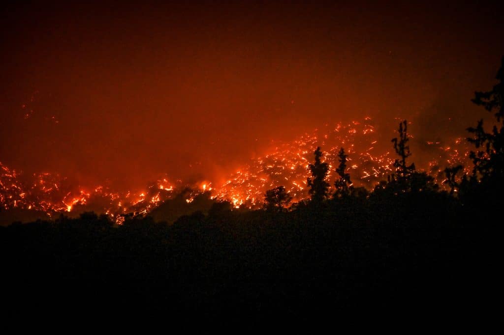 Μαίνονται τα μέτωπα των πυρκαγιών ανά την Ελλάδα – Αίγιο, Κέρκυρα, Κάρυστος, Ρόδος στις φλόγες