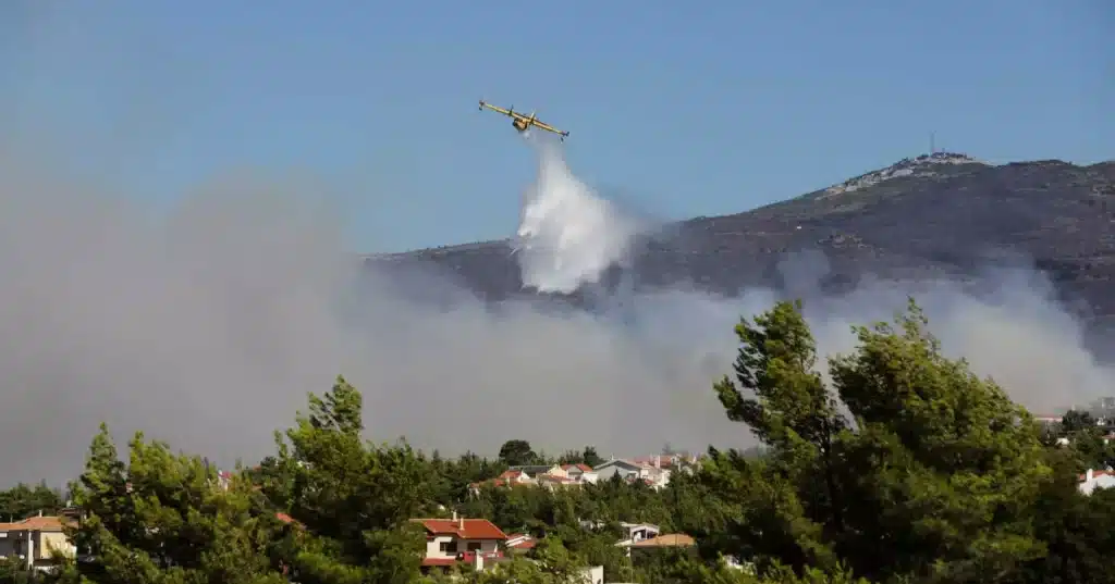 Φωτιά στην Εύβοια: Έπεσε Canadair στην Κάρυστο