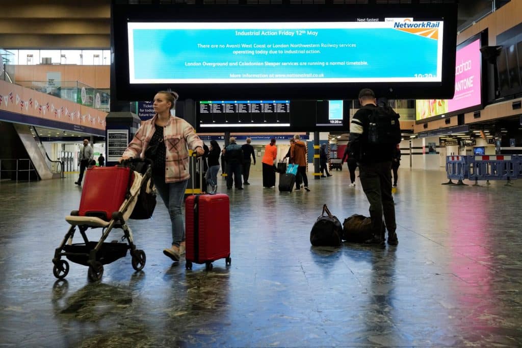 Βρετανία: Συνεχίζονται για πάνω από ένα χρόνο οι κυλιόμενες απεργίες των σιδηροδρομικών Βρετανία: Συνεχίζονται για πάνω από ένα χρόνο οι κυλιόμενες απεργίες των σιδηροδρομικών