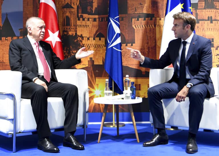 Η σταθερότητα στην ανατολική Μεσόγειο μεταξύ των θεμάτων που συζήτησαν Μακρόν – Ερντογάν κατά τη συνάντησή τους στο Βίλνιους Η σταθερότητα στην ανατολική Μεσόγειο μεταξύ των θεμάτων που συζήτησαν Μακρόν – Ερντογάν κατά τη συνάντησή τους στο Βίλνιους