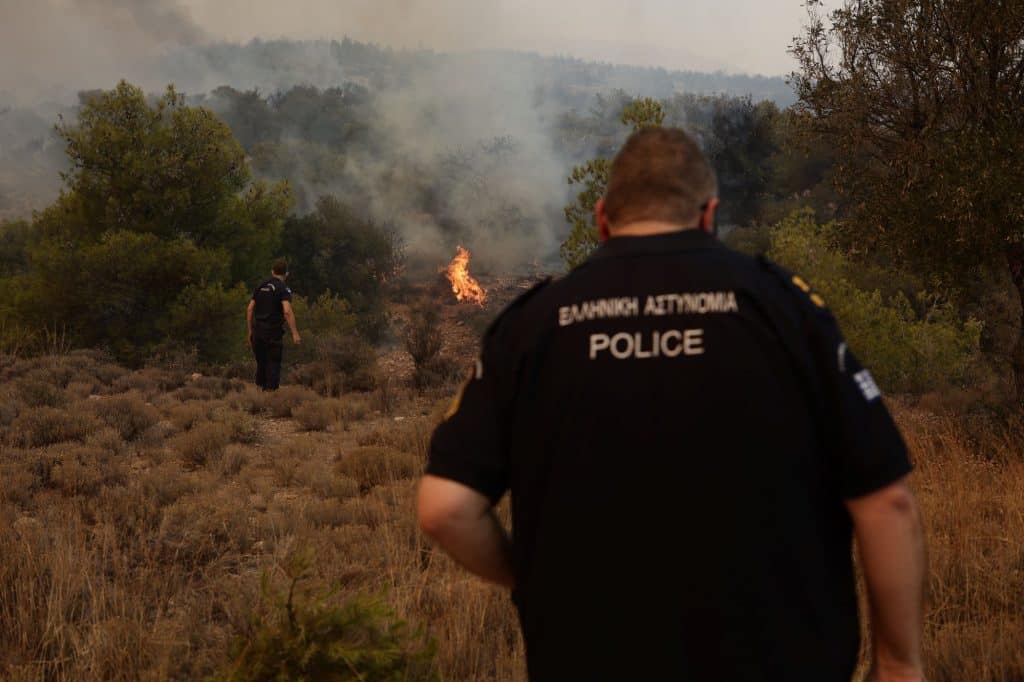 Μάχη με τις αναζωπυρώσεις σε Μέγαρα, Λακωνία και Ρόδο – Πώς είναι η κατάσταση στα πύρινα μέτωπα
