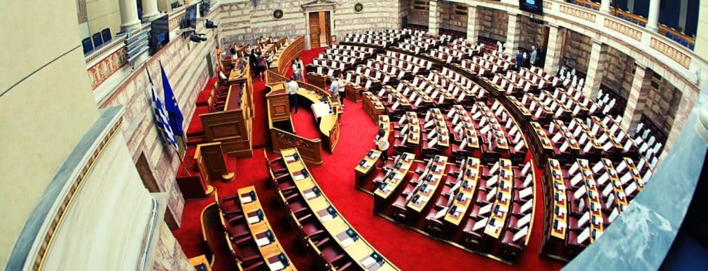 Ορκίζεται η νέα Βουλή – Δείτε φωτογραφίες από τις αφίξεις