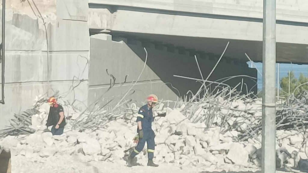 Πάτρα: Συνεχίζονται οι έρευνες στα συντρίμμια της γέφυρας που κατέρρευσε (βίντεο)