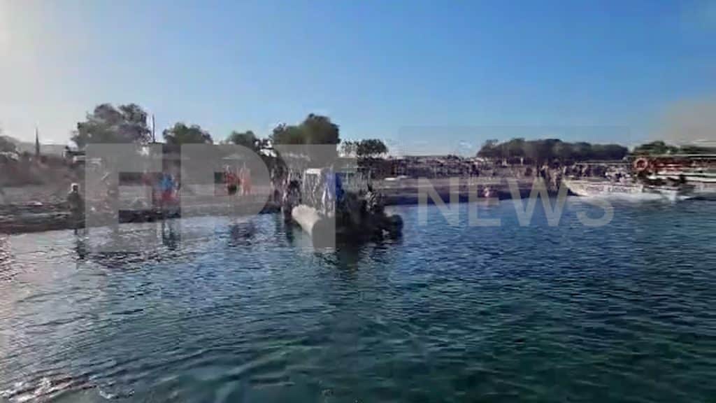Φωτιά στη Ρόδο: Βίντεο με την επιχείρηση απεγκλωβισμού τουριστών από τις παραλίες Φωτιά στη Ρόδο: Βίντεο με την επιχείρηση απεγκλωβισμού τουριστών από τις παραλίες