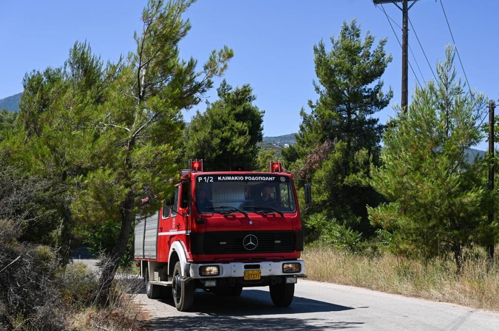 Τρεις εθελοντές πυροσβέστες τραυματίστηκαν ελαφρά στο Σαρωνικό