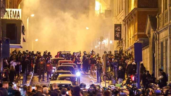 Γαλλία: Σημάδια εκτόνωσης της έντασης – Στο αρχηγείο της αστυνομίας ξενύχτησε η πρωθυπουργός Γαλλία: Σημάδια εκτόνωσης της έντασης – Στο αρχηγείο της αστυνομίας ξενύχτησε η πρωθυπουργός