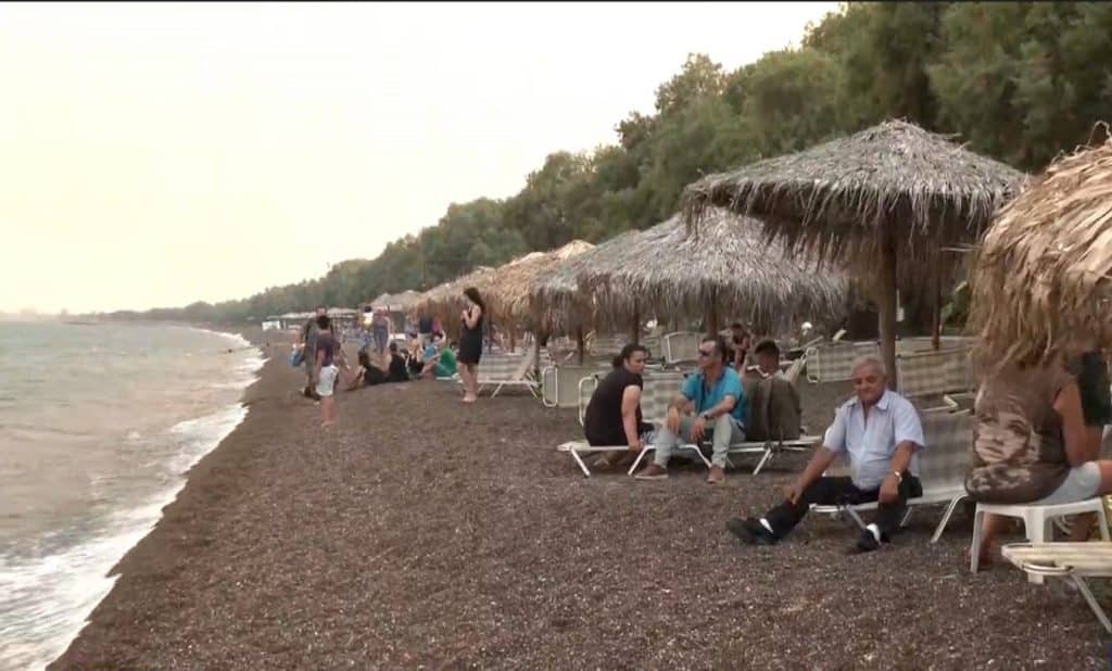 Φωτιά στη Μαγνησία: Απομακρύνονται πολίτες και τουρίστες με πλωτά μέσα (video)