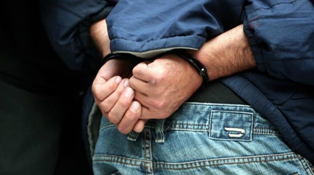 Συνελήφθη Αλγερινός με μαχαίρι έξω από το Στάδιο «Γ. Καραϊσκάκης» πριν την έναρξη αγώνα Συνελήφθη Αλγερινός με μαχαίρι έξω από το Στάδιο «Γ. Καραϊσκάκης» πριν την έναρξη αγώνα