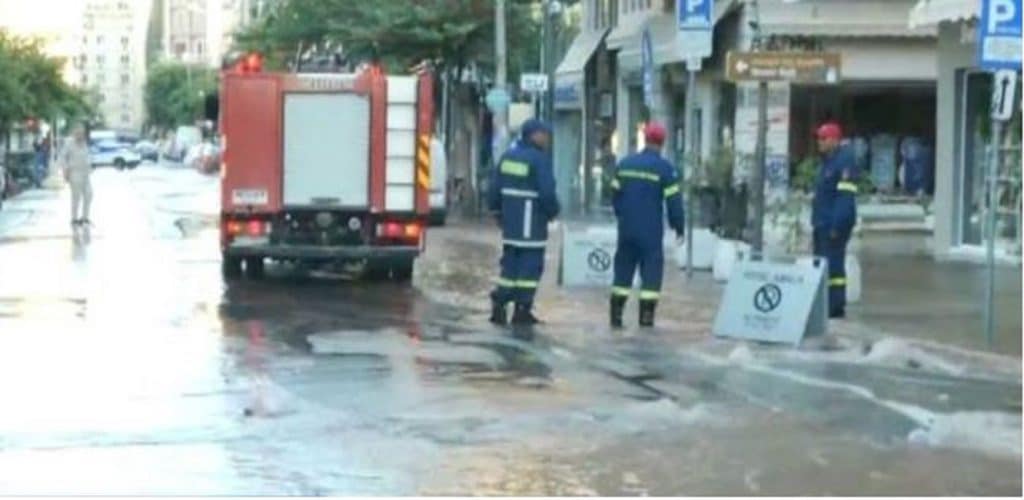 Θεσσαλονίκη: Πανικός από αγωγό ύδρευσης που έσπασε – Πλημμύρισε η Ερμού Θεσσαλονίκη: Πανικός από αγωγό ύδρευσης που έσπασε – Πλημμύρισε η Ερμού