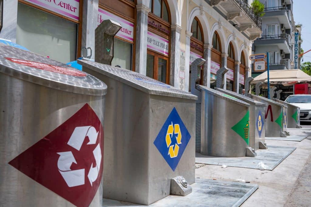 Δ. Αθηναίων: Τριακόσια πενήντα συστήματα βυθιζόμενων κάδων άρχισαν να τοποθετούνται στην πόλη Δ. Αθηναίων: Τριακόσια πενήντα συστήματα βυθιζόμενων κάδων άρχισαν να τοποθετούνται στην πόλη