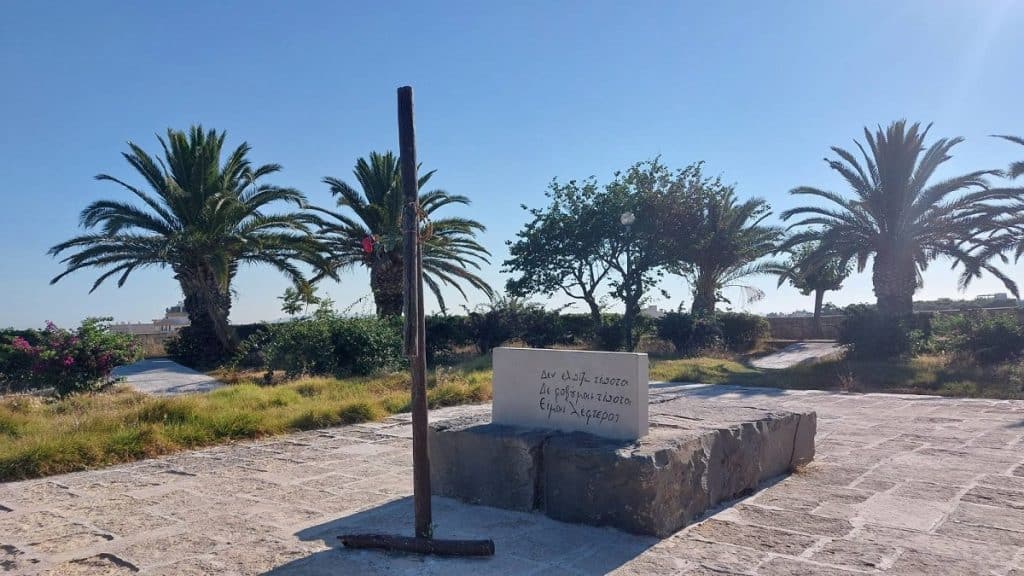 Ηράκλειο: Βανδάλισαν τον τάφο του Καζαντζάκη – Εντός της ημέρας η αποκατάσταση Ηράκλειο: Βανδάλισαν τον τάφο του Καζαντζάκη – Εντός της ημέρας η αποκατάσταση