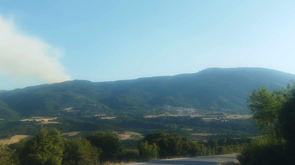 Σε ύφεση η φωτιά στη Δεσκάτη Γρεβενών – Επί ποδός ισχυρές δυνάμεις της Πυροσβεστικής (video)