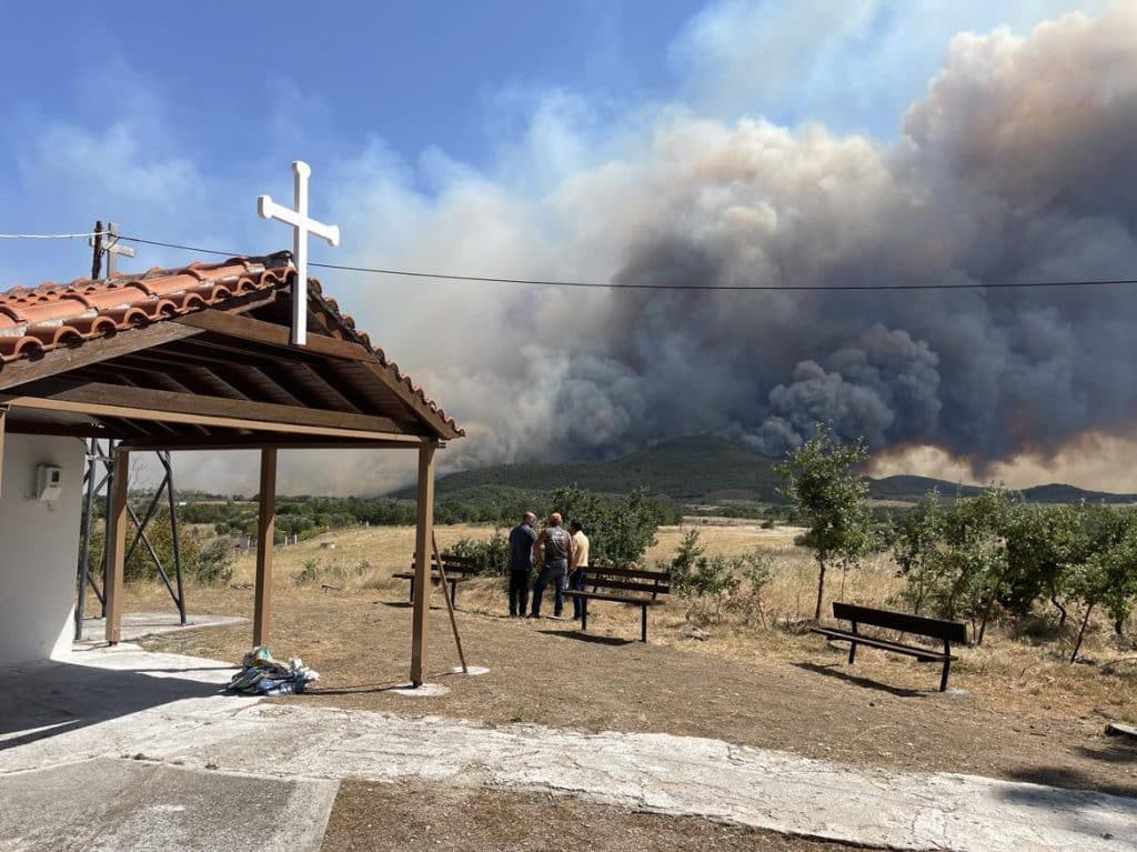 Σε εξέλιξη η φωτιά στην Αλεξανδρούπολη – Εκκενώθηκαν 8 οικισμοί