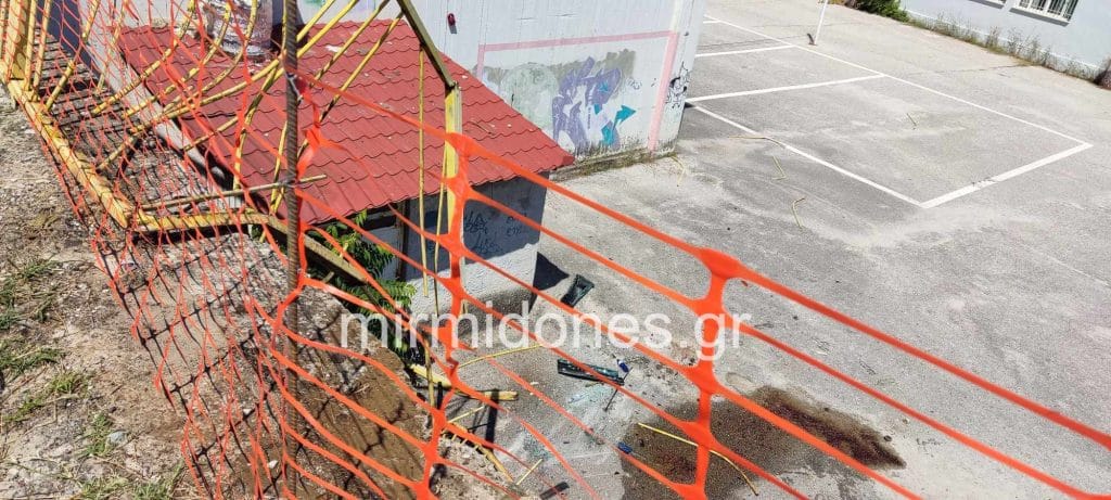 Δομοκός :Έσπασε τα κάγκελα και προσγειώθηκε στο προαύλιο του σχολείου(φωτογραφίες)