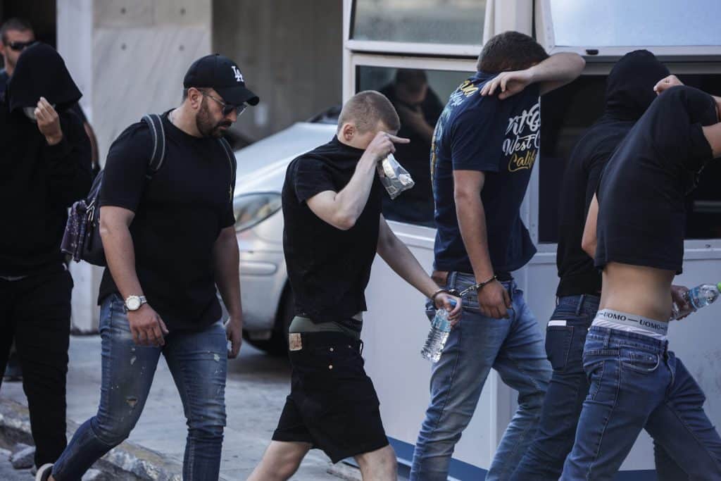 Ν. Φιλαδέλφεια: Προφυλακιστέοι και οι 30 χούλιγκαν που απολογήθηκαν, το Σάββατο η λήψη DNA – Ντοκουμέντο από τη δολοφονική επιδρομή