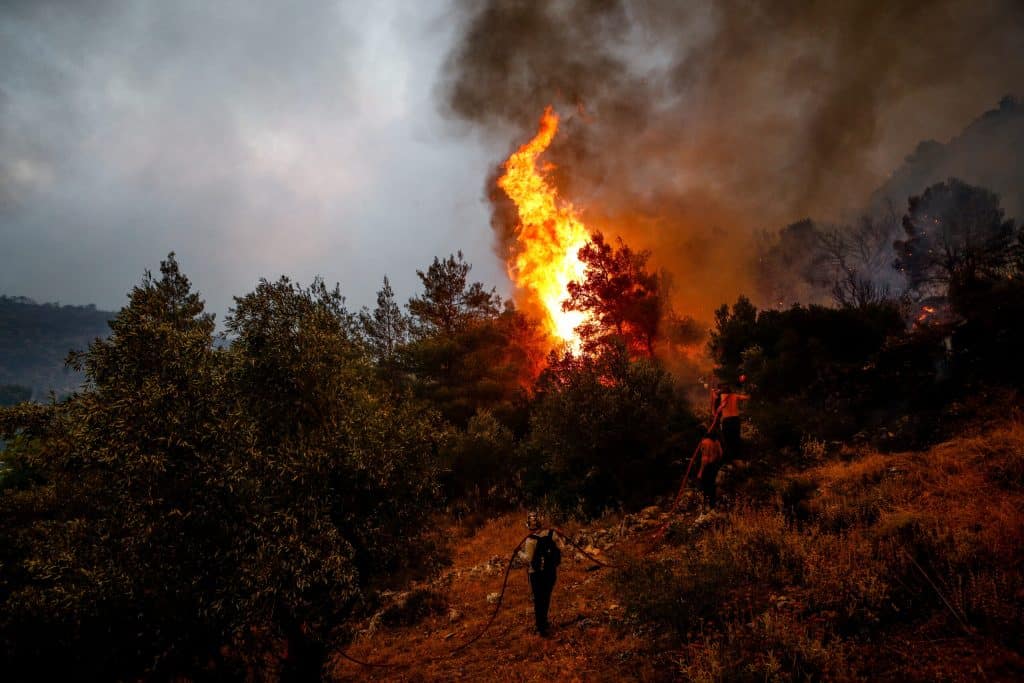 Επιχειρήσεις σε αναζωπυρώσεις στα πύρινα μέτωπα – Μικρές εστίες από τους κεραυνούς στην Αττική