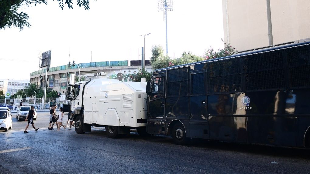 Δρακόντεια μέτρα ασφαλείας έξω από τη Λεωφόρο (ΦΩΤΟρεπορτάζ) Δρακόντεια μέτρα ασφαλείας έξω από τη Λεωφόρο (ΦΩΤΟρεπορτάζ)