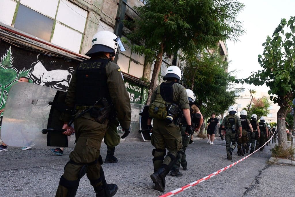 Παναθηναϊκός – Μαρσέιγ: Τρεις συλλήψεις έξω από το γήπεδο του ΠΑΟ – Μαχαίρια και φωτοβολίδες