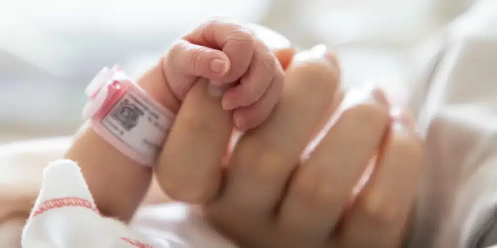 Σοκ με το κύκλωμα γιατρών που έκανε εμπορία βρεφών -«Εγκέφαλος» 73χρονος γυναικολόγος, πώς πλούτιζαν