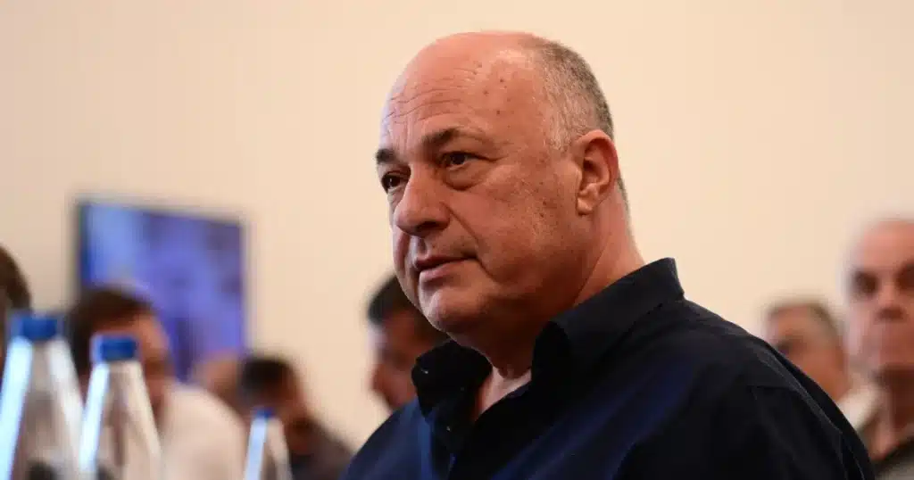Αχιλλέας Μπέος: Νέα επίθεση στην Προϊσταμένη Μνημείων – «Κάθεται και τρώει 7 σοκολατάκια την ώρα, δεν χωράει από την πόρτα»