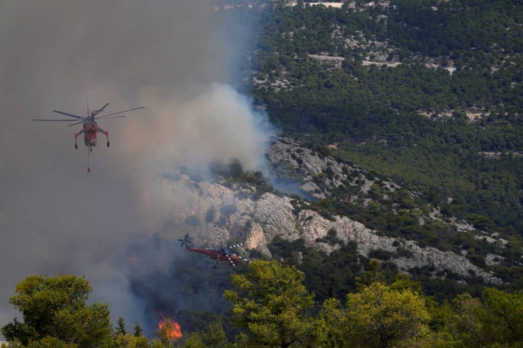 Νύχτα αγωνίας στην Πάρνηθα: – Εντολή εκκένωσης σε Αγία Παρασκευή και Άγιο Νικόλαο – Επί ποδός οι πυροσβεστικές δυνάμεις