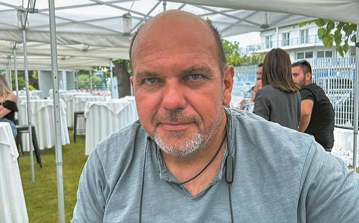 Ένας «έξυπνος» αγρότης που συνδυάζει την εμπειρία με τη γνώση στις αγροτικές εκμεταλλεύσεις του Ένας «έξυπνος» αγρότης που συνδυάζει την εμπειρία με τη γνώση στις αγροτικές εκμεταλλεύσεις του