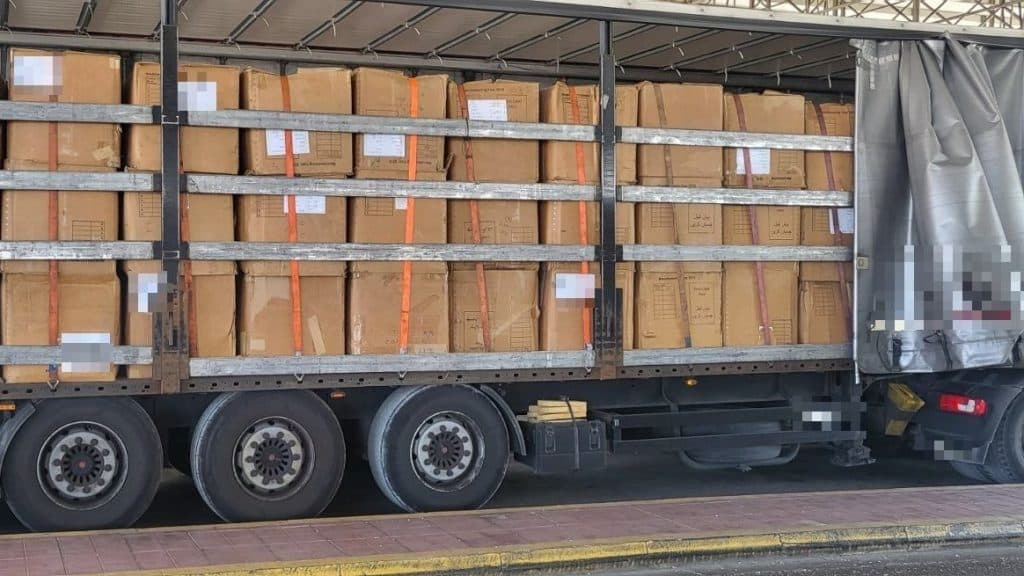 Πάτρα: Βρήκαν σε φορτηγό πάνω από 14 τόνους λαθραίο καπνό – 2,8 εκατ. ευρώ οι διαφυγόντες φόροι Πάτρα: Βρήκαν σε φορτηγό πάνω από 14 τόνους λαθραίο καπνό – 2,8 εκατ. ευρώ οι διαφυγόντες φόροι