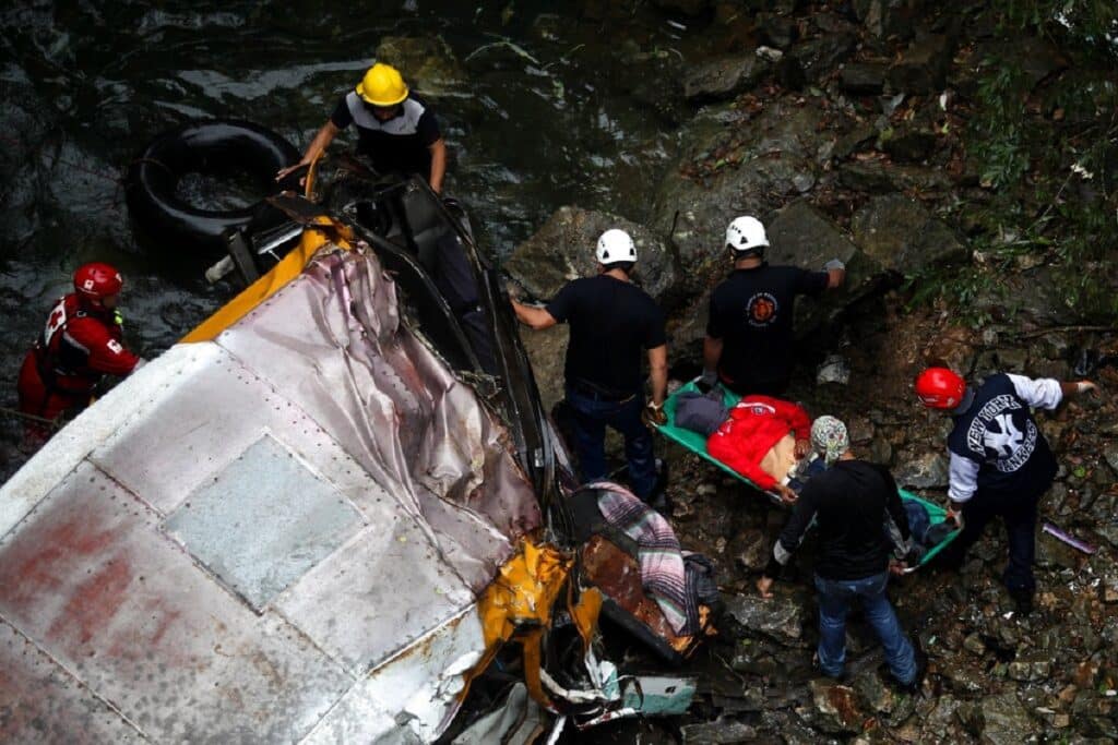 Μεξικό: Τουλάχιστον 18 νεκροί και 23 τραυματίες από πτώση λεωφορείου σε χαράδρα Μεξικό: Τουλάχιστον 18 νεκροί και 23 τραυματίες από πτώση λεωφορείου σε χαράδρα